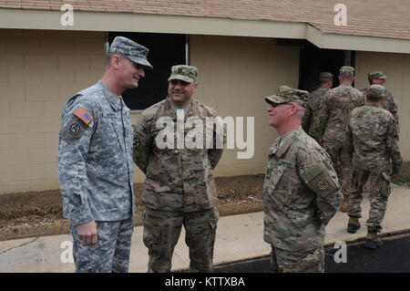 Von links, Generalmajor Patrick Murphy, Gespräche mit Kapitän Joseph Minning und 1 Sgt. Ronald Patterson Der 2-108 th Infanterie Bataillon, 27 IBCT, bei einem Besuch in Camp Shelby Joint Forces Training Center. (U.S. Armee Foto: Staff Sgt. Kenny hatten, CSJFTC Public Affairs - freigegeben.) Stockfoto