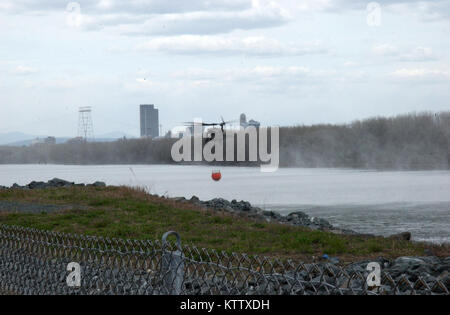 TROY, N.Y.-- Flieger aus Army Aviation Flight Facility 3 in Latham basierte verbrachte den Morgen des 26.04.10 das Führen von Wasser - Schaufel Training auf dem Hudson River zwischen Menands und Troy NY. Wasser-Eimer Ausbildung ist Pflicht für jeden der drei Flug Einrichtungen in New York. Jede Anlage verwendet einen Bambi-Schaufel, die auf dem Boden in der Nähe einer Wasserquelle vor Einzutauchen und kann ca. 660 Liter Wasser bereitgestellt wird. (Foto von Sgt. 1. Klasse Steven Petibone, New York Army National Guard) Stockfoto