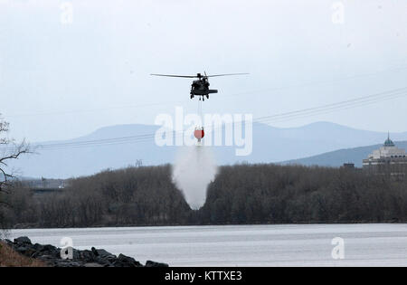 TROY, N.Y.-- Flieger aus Army Aviation Flight Facility 3 in Latham basierte verbrachte den Morgen des 26.04.10 das Führen von Wasser - Schaufel Training auf dem Hudson River zwischen Menands und Troy NY. Wasser-Eimer Ausbildung ist Pflicht für jeden der drei Flug Einrichtungen in New York. Jede Anlage verwendet einen Bambi-Schaufel, die auf dem Boden in der Nähe einer Wasserquelle vor Einzutauchen und kann ca. 660 Liter Wasser bereitgestellt wird. (Foto von Sgt. 1. Klasse Steven Petibone, New York Army National Guard) Stockfoto