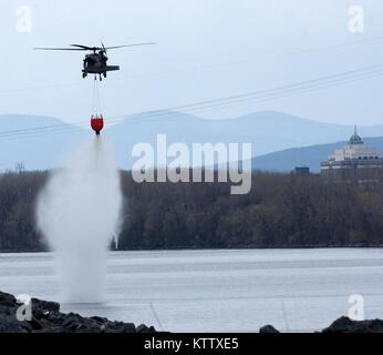 TROY, N.Y.-- Flieger aus Army Aviation Flight Facility 3 in Latham basierte verbrachte den Morgen des 26.04.10 das Führen von Wasser - Schaufel Training auf dem Hudson River zwischen Menands und Troy NY. Wasser-Eimer Ausbildung ist Pflicht für jeden der drei Flug Einrichtungen in New York. Jede Anlage verwendet einen Bambi-Schaufel, die auf dem Boden in der Nähe einer Wasserquelle vor Einzutauchen und kann ca. 660 Liter Wasser bereitgestellt wird. (Foto von Sgt. 1. Klasse Steven Petibone, New York Army National Guard) Stockfoto