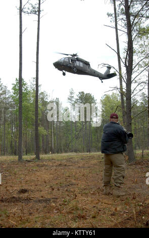 FORT A.P. HILL, Virginia.-Staff Sgt. James Clark vom 3 Bataillon, 142 Assault Helicopter Bataillon, New York Army National Guard, wirft als Bedrohung für die Crew eines UH-60 Blackhawk durch schwingt ein RPG während des Persönlichen und Recovery Training am 26.04.18. Das Training ist eines der Mission wesentliche Aufgabe Liste und Sie nutzten die Gelegenheit, um nach Abschluss der jährlichen Antenne Tür schießwesen Ausbildung leiten. Auf UH-60 Blackhawks. Foto von Sgt. 1. Klasse Steven Petibone, 42th Inf. Div. Stockfoto