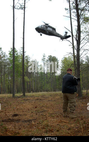 FORT A.P. HILL, Virginia.-Staff Sgt. James Clark vom 3 Bataillon, 142 Assault Helicopter Bataillon, New York Army National Guard, wirft als Bedrohung für die Crew eines UH-60 Blackhawk durch schwingt ein RPG während des Persönlichen und Recovery Training am 26.04.18. Das Training ist eines der Mission wesentliche Aufgabe Liste und Sie nutzten die Gelegenheit, um nach Abschluss der jährlichen Antenne Tür schießwesen Ausbildung leiten. Auf UH-60 Blackhawks. Foto von Sgt. 1. Klasse Steven Petibone, 42th Inf. Div. Stockfoto