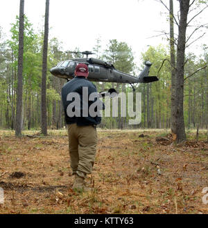 FORT A.P. HILL, Virginia.-Staff Sgt. James Clark vom 3 Bataillon, 142 Assault Helicopter Bataillon, New York Army National Guard, wirft als Bedrohung für die Crew eines UH-60 Blackhawk durch schwingt ein RPG während des Persönlichen und Recovery Training am 26.04.18. Das Training ist eines der Mission wesentliche Aufgabe Liste und Sie nutzten die Gelegenheit, um nach Abschluss der jährlichen Antenne Tür schießwesen Ausbildung leiten. Auf UH-60 Blackhawks. Foto von Sgt. 1. Klasse Steven Petibone, 42th Inf. Div. Stockfoto