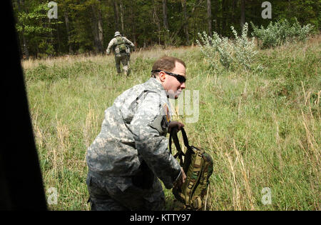 FORT A.P. HILL, Virginia - Chief Warrant Officer Christopher Munz, ein UH-60 Blackhawk Pilot und Tactical Operations Officer von dritten Bataillon, 142 Assault Helicopter Bataillon, New York Army National Guard, räumt einer Ihrer UH-60 Blackhawks in die Baumgrenze während des Persönlichen und Recovery Training am 26.04.19. Das Training ist eines der Mission wesentliche Aufgabe Liste und Sie nutzten die Gelegenheit, um nach Abschluss der jährlichen Antenne Tür schießwesen Ausbildung leiten. Auf UH-60 Blackhawks Foto von Sgt. 1. Klasse Steven Petibone, 42th Inf. Div. Stockfoto