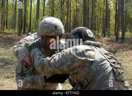 FORT A.P. HILL, Virginia.-Befehl Sgt. Maj. Jorge Vasquez vom 3 Bataillon, 142 Assault Helicopter Bataillon, New York Army National Guard, Blätter der Baumgrenze bis zu Durch ein UH-60 Blackhawk während des Persönlichen und Recovery Training am 26.04.19 abgeholt werden. Das Training ist eines der Mission wesentliche Aufgabe Liste und Sie nutzten die Gelegenheit, um nach Abschluss der jährlichen Antenne Tür schießwesen Ausbildung leiten. Auf UH-60 Blackhawks. Foto von Sgt. 1. Klasse Steven Petibone, 42th Inf. Div. Stockfoto