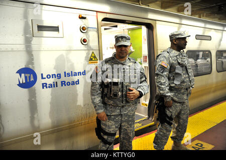 NEW YORK CITY - New York Army National Guard Staff Sgt. Victor Valerio (links) und Staff Sgt. Ronnie Redfern ziehen Sicherheit Pflicht in der Pennsylvania Station am Mittwoch, den 2. Mai. Die Soldaten sind Mitglieder der New Yorker Nationalgarde Joint Task Force Empire Schild, die Sicherheit augmentation Strafverfolgungsbehörden bietet an Verkehrsknotenpunkten im New York Metro Area. Das Team war Teil einer multi-agency Super Surge (MASSE), in der (denen) die Polizei sättigen Key Transport Knoten, um Angriffe zu verhindern. Der 2. Mai Messe wurde zum 100. Mal die New York National Guard, die Art der Sicherheit Opera unterstützt Stockfoto