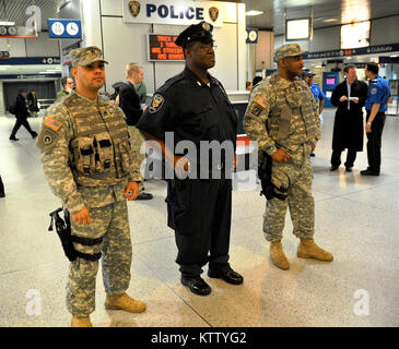 NEW YORK CITY - New York Army National Guard Staff Sgt. Victor Valerio (links) und Staff Sgt. Ronnie Redfern ziehen Sicherheit Pflicht in der Pennsylvania Station am Mittwoch, den 2. Mai mit einem Amtrack Polizeioffizier. Die Soldaten sind Mitglieder der New Yorker Nationalgarde Joint Task Force Empire Schild, die Sicherheit augmentation Strafverfolgungsbehörden bietet an Verkehrsknotenpunkten im New York Metro Area. Das Team war Teil einer multi-agency Super Surge (MASSE), in der (denen) die Polizei sättigen Key Transport Knoten, um Angriffe zu verhindern. Der 2. Mai Messe wurde zum 100. Mal der New Yorker Nationalgarde Unterstützung Stockfoto