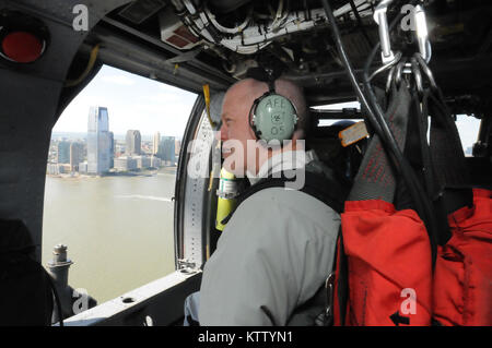 NEW YORK, NY-ANG Command Chief Master Sergeant Christopher Muncy blickt über das neue World Trade Center während an Bord ein HH-60 der 106 Rettung Flügel. (USAF/1 Lt Michael O'Hagan/freigegeben) Stockfoto