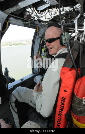 NEW YORK, NY-ANG Command Chief Master Sergeant Christopher Muncy blickt über das neue World Trade Center während an Bord ein HH-60 der 106 Rettung Flügel. (USAF/1 Lt Michael O'Hagan/freigegeben) Stockfoto