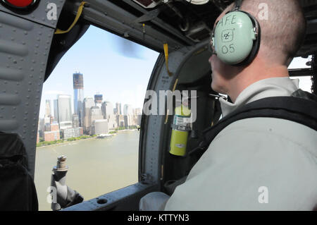 NEW YORK, NY-ANG Command Chief Master Sergeant Christopher Muncy blickt über das neue World Trade Center während an Bord ein HH-60 der 106 Rettung Flügel. (USAF/1 Lt Michael O'Hagan/freigegeben) Stockfoto