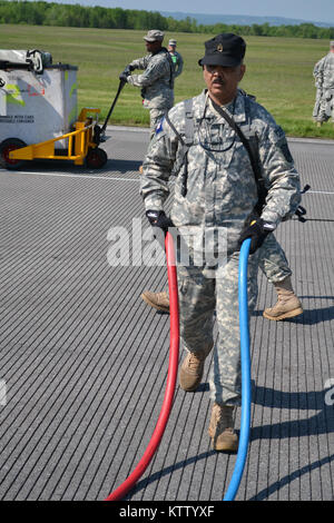 New York State Vorbereitung Training Center - Corato, NY - New York Schutz Staff Sgt. Francisco Hernandez der 88th Brigade ist gesehen zu entwirren warmes und kaltes Wasser Schläuche in die Dekontamination Zelt eingesetzt, während die Heimat Response Training, hier, am 16. Mai. Der Staat schützen sie Mitglieder Zug neben der New York Army National Guard Gegenstücke zu reagieren auf chemischen Notfällen pro executive order des New York State Governor. Stockfoto