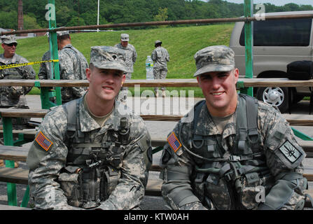 CAMP SMITH, NY - New York Army National Guard Spezialist Brian Lekhmus, von Salt Point, NY; und Sgt. David Martinson, von Albany, machen Sie eine Pause beim Konkurrieren im Nordosten Army National Guard besten Krieger Wettbewerb im Camp Smith Training Website Mai 15-17 gehalten wird. Der Wettbewerb Gruben top Unteroffiziere und Junior Soldaten Soldaten aus New England, New York und New Jersey gegeneinander zu bestimmen, wer die Region in einem nationalen Wettbewerb darstellen. Die Soldaten waren auf militärischen Wissen geprüft, körperliche Fitness, Treffsicherheit, land Navigation und Soldat Aufgaben. Stockfoto