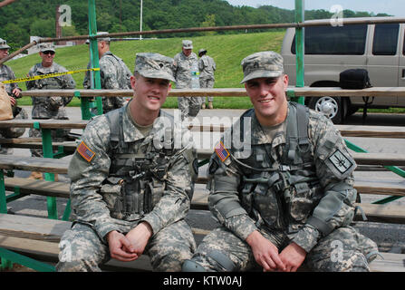 CAMP SMITH, NY - New York Army National Guard Spezialist Brian Lekhmus, von Salt Point, NY; und Sgt. David Martinson, von Albany, machen Sie eine Pause beim Konkurrieren im Nordosten Army National Guard besten Krieger Wettbewerb im Camp Smith Training Website Mai 15-17 gehalten wird. Der Wettbewerb Gruben top Unteroffiziere und Junior Soldaten Soldaten aus New England, New York und New Jersey gegeneinander zu bestimmen, wer die Region in einem nationalen Wettbewerb darstellen. Die Soldaten waren auf militärischen Wissen geprüft, körperliche Fitness, Treffsicherheit, land Navigation und Soldat Aufgaben. Stockfoto