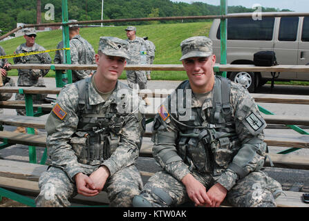 CAMP SMITH, NY - New York Army National Guard Spezialist Brian Lekhmus, von Salt Point, NY; und Sgt. David Martinson, von Albany, machen Sie eine Pause beim Konkurrieren im Nordosten Army National Guard besten Krieger Wettbewerb im Camp Smith Training Website Mai 15-17 gehalten wird. Der Wettbewerb Gruben top Unteroffiziere und Junior Soldaten Soldaten aus New England, New York und New Jersey gegeneinander zu bestimmen, wer die Region in einem nationalen Wettbewerb darstellen. Die Soldaten waren auf militärischen Wissen geprüft, körperliche Fitness, Treffsicherheit, land Navigation und Soldat Aufgaben. Stockfoto