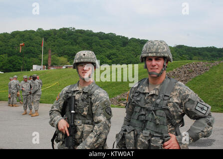 CAMP SMITH, NY - New York Army National Guard Spezialist Brian Lekhmus, von Salt Point, NY; und Sgt. David Martinson, von Albany, machen Sie eine Pause beim Konkurrieren im Nordosten Army National Guard besten Krieger Wettbewerb im Camp Smith Training Website Mai 15-17 gehalten wird. Der Wettbewerb Gruben top Unteroffiziere und Junior Soldaten Soldaten aus New England, New York und New Jersey gegeneinander zu bestimmen, wer die Region in einem nationalen Wettbewerb darstellen. Die Soldaten waren auf militärischen Wissen geprüft, körperliche Fitness, Treffsicherheit, land Navigation und Soldat Aufgaben. Stockfoto