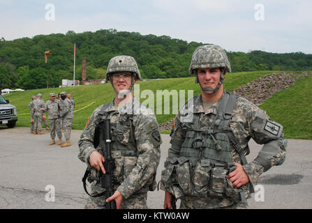 CAMP SMITH, NY - New York Army National Guard Spezialist Brian Lekhmus, von Salt Point, NY; und Sgt. David Martinson, von Albany, machen Sie eine Pause beim Konkurrieren im Nordosten Army National Guard besten Krieger Wettbewerb im Camp Smith Training Website Mai 15-17 gehalten wird. Der Wettbewerb Gruben top Unteroffiziere und Junior Soldaten Soldaten aus New England, New York und New Jersey gegeneinander zu bestimmen, wer die Region in einem nationalen Wettbewerb darstellen. Die Soldaten waren auf militärischen Wissen geprüft, körperliche Fitness, Treffsicherheit, land Navigation und Soldat Aufgaben. Stockfoto