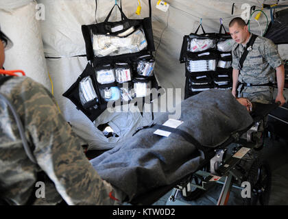 Us Luftwaffe Kapitän Brennan Ellis, Mitglied der 174 Fighter Wing, hilft Transport ein Opfer während der National Guard Heimat Response Force Training. Das Training war für die Zertifizierung als regionale Disaster Response Force vorzubereiten. Es wurde an der New York State Vorbereitung Training Center in Corato, New York am 17. Mai 2012 statt. Stockfoto