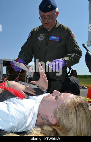 ARNG Oberst (Dr.) Doug Cromack 109 Air Wing. Die Triage HRF Ausbildung Stockfoto