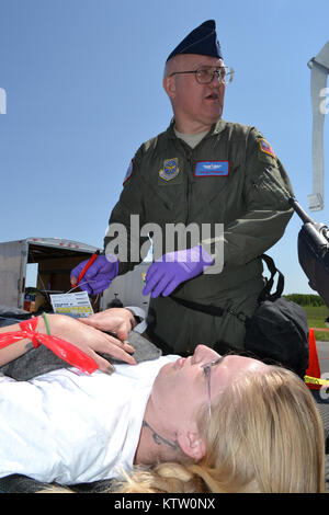 ARNG Oberst (Dr.) Doug Cromack 109 Air Wing. Die Triage HRF Ausbildung Stockfoto