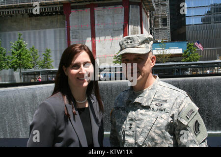 NEW YORK - New York Army National Guard Generalmajor Steven Wickstrom und Jennifer Adams, Chief Executive Officer des WTC Tribute Center auf dem Gelände der World Trade Center Memorial North Tower Pool 18. Mai während einer Führung des WTC Tribute Center und Gedenkstätte zu Ehren der Reaktion der New Yorker Nationalgarde und Wiederherstellungsmaßnahmen nach 9/11. Us-Armee Foto von Oberstleutnant Richard Goldenberg, NY Army National Guard. Stockfoto