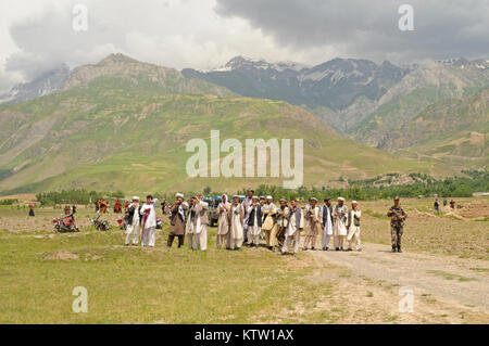 Afghanische Dorfbewohner versammeln sich in der Nähe von Khwahan, Provinz Badakhshan, Afghanistan, 3. Juni 2012. (37 IBCT Foto von Sgt. Kimberly Lamm) (freigegeben) Stockfoto