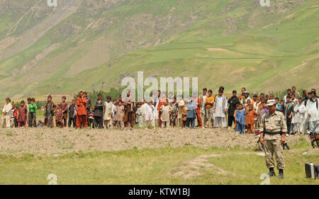 Afghanische Dorfbewohner versammeln sich in der Nähe von Khwahan, Provinz Badakhshan, Afghanistan, 3. Juni 2012. (37 IBCT Foto von Sgt. Kimberly Lamm) (freigegeben) Stockfoto