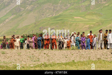 Afghanische Dorfbewohner versammeln sich in der Nähe von Khwahan, Provinz Badakhshan, Afghanistan, 3. Juni 2012. (37 IBCT Foto von Sgt. Kimberly Lamm) (freigegeben) Stockfoto