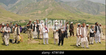 Afghanische Dorfbewohner versammeln sich in der Nähe von Khwahan, Provinz Badakhshan, Afghanistan, 3. Juni 2012. (37 IBCT Foto von Sgt. Kimberly Lamm) (freigegeben) Stockfoto