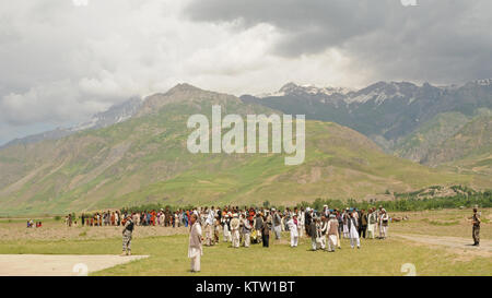 Afghanische Dorfbewohner versammeln sich in der Nähe von Khwahan, Provinz Badakhshan, Afghanistan, 3. Juni 2012. (37 IBCT Foto von Sgt. Kimberly Lamm) (freigegeben) Stockfoto