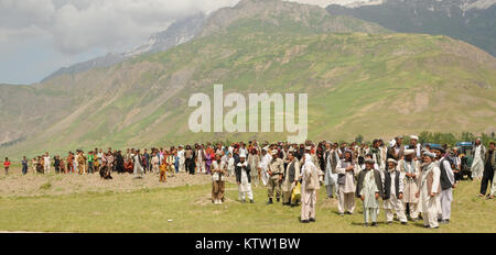 Afghanische Dorfbewohner versammeln sich in der Nähe von Khwahan, Provinz Badakhshan, Afghanistan, 3. Juni 2012. (37 IBCT Foto von Sgt. Kimberly Lamm) (freigegeben) Stockfoto