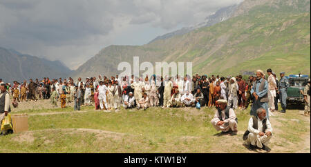 Afghanische Dorfbewohner versammeln sich in der Nähe von Khwahan, Provinz Badakhshan, Afghanistan, 3. Juni 2012. (37 IBCT Foto von Sgt. Kimberly Lamm) (freigegeben) Stockfoto