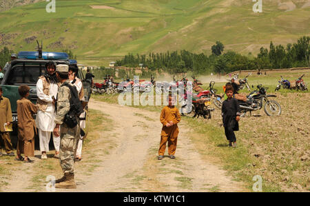 Afghanische Dorfbewohner versammeln sich in der Nähe von Khwahan, Provinz Badakhshan, Afghanistan, 3. Juni 2012. (37 IBCT Foto von Sgt. Kimberly Lamm) (freigegeben) Stockfoto