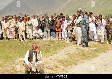 Afghanische Dorfbewohner versammeln sich in der Nähe von Khwahan, Provinz Badakhshan, Afghanistan, 3. Juni 2012. (37 IBCT Foto von Sgt. Kimberly Lamm) (freigegeben) Stockfoto