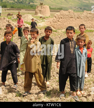 Afghanische Kinder versammeln sich in der Nähe von Khwahan, Provinz Badakhshan, Afghanistan, 3. Juni 2012. (Sgt. Kimberly Lamm) (freigegeben) Stockfoto