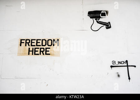 Schablonenkunst und Wandkunst-Graffiti im Stadtzentrum von Southampton, Southampton, England, Großbritannien Stockfoto