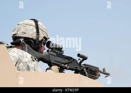 PFC-Anacker, eine Truppe, 2/101 st Cav. qualifys mit einem Humvee-.50 Kaliber Maschinengewehr während der Einheiten weeklong Waffensystem Qualifikationen Juni 18.-22. Foto von SFC Steven Petibone, 42th Inf. Div. Stockfoto