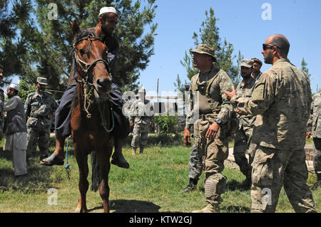 Sgt. 1. Klasse Pete Padgett, schwere Waffen Firma Mentor für die 5. Zone afghanische Grenzpolizei Sicherheit Kraft Hilfe team zu der 37th Infantry Brigade Combat Team zugewiesen, spricht mit einem lokalen Bauern über sein Pferd während der letzten Mission auf den 5 Kandak in Khawajah Bahawuddin, Provinz Badakhshan, Afghanistan, 27. Juni 2012. Padgett, die Pferde zurück besitzt in seinem Haus in Eatonville, Washington, geholfen, die 5 Kandak Soldaten, um zu entscheiden, welche Pferde von lokalen Bauern für berittene Patrouille des Kandak der tadschikischen Grenze setzen zu kaufen. (37 IBCT Foto von Sgt. Kimberly Lamm) (freigegeben) Stockfoto