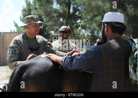 Sgt. 1. Klasse Pete Padgett, schwere Waffen Firma Mentor für die 5. Zone afghanische Grenzpolizei Sicherheit Kraft Hilfe team zu der 37th Infantry Brigade Combat Team zugewiesen, spricht mit einem lokalen Bauern über sein Pferd während der letzten Mission auf den 5 Kandak in Khawajah Bahawuddin, Provinz Badakhshan, Afghanistan, 27. Juni 2012. Padgett, die Pferde zurück besitzt in seinem Haus in Eatonville, Washington, geholfen, die 5 Kandak Soldaten, um zu entscheiden, welche Pferde von lokalen Bauern für berittene Patrouille des Kandak der tadschikischen Grenze setzen zu kaufen. (37 IBCT Foto von Sgt. Kimberly Lamm) (freigegeben) Stockfoto