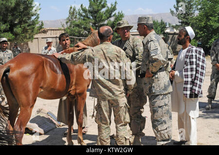 Sgt. 1. Klasse Pete Padgett, schwere Waffen Firma Mentor für die 5. Zone afghanische Grenzpolizei Sicherheit Kraft Hilfe team zu der 37th Infantry Brigade Combat Team zugewiesen, spricht mit einem ABP Soldaten und einer lokalen Bauern über ein Pferd während der letzten Mission auf den 5 Kandak in Khawajah Bahawuddin, Provinz Badakhshan, Afghanistan, 27. Juni 2012. Padgett, die Pferde zurück besitzt in seinem Haus in Eatonville, Washington, geholfen, die 5 Kandak Soldaten, um zu entscheiden, welche Pferde von lokalen Bauern für berittene Patrouille des Kandak der tadschikischen Grenze setzen zu kaufen. (37 IBCT Foto von Sgt. Kimberly Lamm) Stockfoto