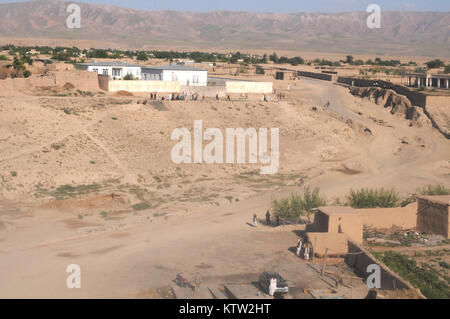 Ein Blick aus dem Fenster einer Blackhawk Hubschrauber über Khawajah Bahawuddin, Provinz Badakhshan, Afghanistan, 27. Juni 2012. (37 IBCT Foto von Sgt. Kimberly Lamm) (freigegeben) Stockfoto