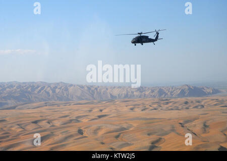 Eine Luftaufnahme eines Blackhawk Hubschrauber als es fliegt in der Nähe von Kunduz, Provinz Kunduz, Afghanistan, 27. Juni 2012. (37 IBCT Foto von Sgt. Kimberly Lamm) (freigegeben) Stockfoto