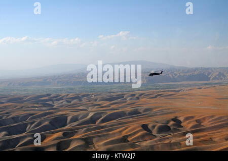 Eine Luftaufnahme eines Blackhawk Hubschrauber als es fliegt in der Nähe von Kunduz, Provinz Kunduz, Afghanistan, 27. Juni 2012. (37 IBCT Foto von Sgt. Kimberly Lamm) (freigegeben) Stockfoto