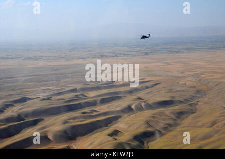 Eine Luftaufnahme eines Blackhawk Hubschrauber als es fliegt in der Nähe von Kunduz, Provinz Kunduz, Afghanistan, 27. Juni 2012. (37 IBCT Foto von Sgt. Kimberly Lamm) (freigegeben) Stockfoto