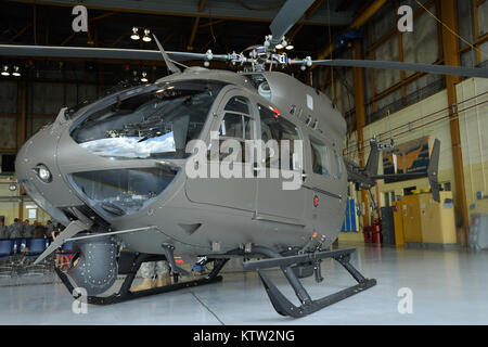 Der New York Army National Guard begrüßte zwei UH-72 leichten Mehrzweckhubschraubern zu der Flotte der Drehflügler durch seine Armee aviation Einheiten hier Juni 29 betrieben. Die neuen Hubschrauber wurden speziell gekauft im Inland in Höhe von Strafverfolgungsbehörden oder bei den Notfällen eingesetzt werden. Die UH-72A Lakota ist die neueste Helikopter Service mit der US-Armee ein. Es ist eine Variante des Eurocopter EC-145 und wird in Columbus, Fräulein der Lakota führt Light Utility und medizinischen Evakuierung (Medevac) Missionen für die Armee und die Army National Guard (ARNG) in Bereichen außerhalb eines hergestellt Stockfoto