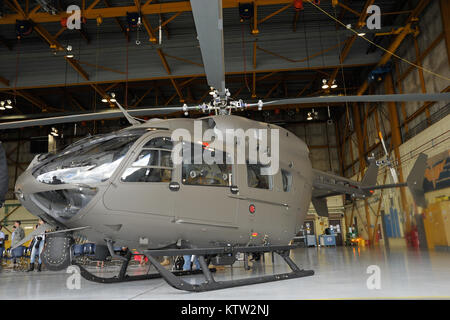 Der New York Army National Guard begrüßte zwei UH-72 leichten Mehrzweckhubschraubern zu der Flotte der Drehflügler durch seine Armee aviation Einheiten hier Juni 29 betrieben. Die neuen Hubschrauber wurden speziell gekauft im Inland in Höhe von Strafverfolgungsbehörden oder bei den Notfällen eingesetzt werden. Die UH-72A Lakota ist die neueste Helikopter Service mit der US-Armee ein. Es ist eine Variante des Eurocopter EC-145 und wird in Columbus, Fräulein der Lakota führt Light Utility und medizinischen Evakuierung (Medevac) Missionen für die Armee und die Army National Guard (ARNG) in Bereichen außerhalb eines hergestellt Stockfoto