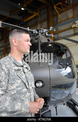 Der New York Army National Guard begrüßte zwei UH-72 leichten Mehrzweckhubschraubern zu der Flotte der Drehflügler durch seine Armee aviation Einheiten hier Juni 29 betrieben. Die neuen Hubschrauber wurden speziell gekauft im Inland in Höhe von Strafverfolgungsbehörden oder bei den Notfällen eingesetzt werden. Die UH-72A Lakota ist die neueste Helikopter Service mit der US-Armee ein. Es ist eine Variante des Eurocopter EC-145 und wird in Columbus, Fräulein der Lakota führt Light Utility und medizinischen Evakuierung (Medevac) Missionen für die Armee und die Army National Guard (ARNG) in Bereichen außerhalb eines hergestellt Stockfoto