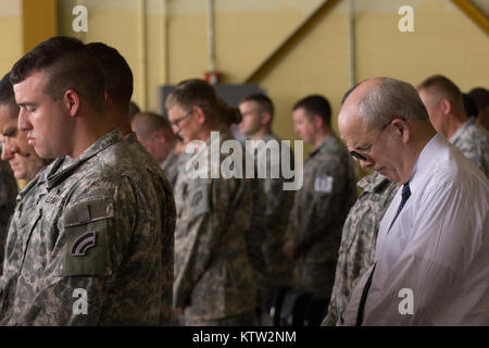 Der New York Army National Guard begrüßte zwei UH-72 leichten Mehrzweckhubschraubern zu der Flotte der Drehflügler durch seine Armee aviation Einheiten hier Juni 29 betrieben. Die neuen Hubschrauber wurden speziell gekauft im Inland in Höhe von Strafverfolgungsbehörden oder bei den Notfällen eingesetzt werden. Die UH-72A Lakota ist die neueste Helikopter Service mit der US-Armee ein. Es ist eine Variante des Eurocopter EC-145 und wird in Columbus, Fräulein der Lakota führt Light Utility und medizinischen Evakuierung (Medevac) Missionen für die Armee und die Army National Guard (ARNG) in Gebieten außerhalb hergestellt Stockfoto