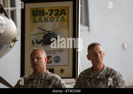 Der New York Army National Guard begrüßte zwei UH-72 leichten Mehrzweckhubschraubern zu der Flotte der Drehflügler durch seine Armee aviation Einheiten hier Juni 29 betrieben. Die neuen Hubschrauber wurden speziell gekauft im Inland in Höhe von Strafverfolgungsbehörden oder bei den Notfällen eingesetzt werden. Die UH-72A Lakota ist die neueste Helikopter Service mit der US-Armee ein. Es ist eine Variante des Eurocopter EC-145 und wird in Columbus, Fräulein der Lakota führt Light Utility und medizinischen Evakuierung (Medevac) Missionen für die Armee und die Army National Guard (ARNG) in Gebieten außerhalb hergestellt Stockfoto
