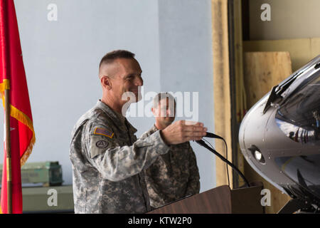 Der New York Army National Guard begrüßte zwei UH-72 leichten Mehrzweckhubschraubern zu der Flotte der Drehflügler durch seine Armee aviation Einheiten hier Juni 29 betrieben. Die neuen Hubschrauber wurden speziell gekauft im Inland in Höhe von Strafverfolgungsbehörden oder bei den Notfällen eingesetzt werden. Die UH-72A Lakota ist die neueste Helikopter Service mit der US-Armee ein. Es ist eine Variante des Eurocopter EC-145 und wird in Columbus, Fräulein der Lakota führt Light Utility und medizinischen Evakuierung (Medevac) Missionen für die Armee und die Army National Guard (ARNG) in Gebieten außerhalb hergestellt Stockfoto