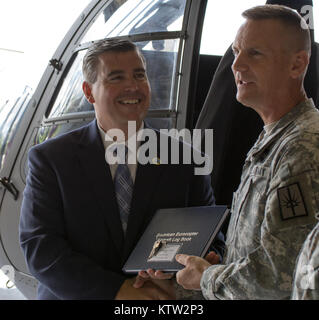 Der New York Army National Guard begrüßte zwei UH-72 leichten Mehrzweckhubschraubern zu der Flotte der Drehflügler durch seine Armee aviation Einheiten hier Juni 29 betrieben. Die neuen Hubschrauber wurden speziell gekauft im Inland in Höhe von Strafverfolgungsbehörden oder bei den Notfällen eingesetzt werden. Die UH-72A Lakota ist die neueste Helikopter Service mit der US-Armee ein. Es ist eine Variante des Eurocopter EC-145 und wird in Columbus, Fräulein der Lakota führt Light Utility und medizinischen Evakuierung (Medevac) Missionen für die Armee und die Army National Guard (ARNG) in Gebieten außerhalb hergestellt Stockfoto